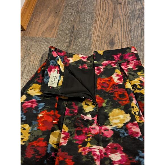 Eliza J floral skirt black and red abstract flowers size 4 with pockets - Picture 4 of 6
